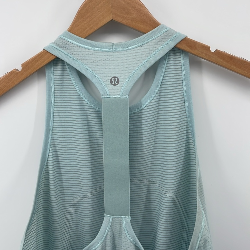 Lululemon Workout Tank in Light Blue 8 A6 - Picture 4 of 5